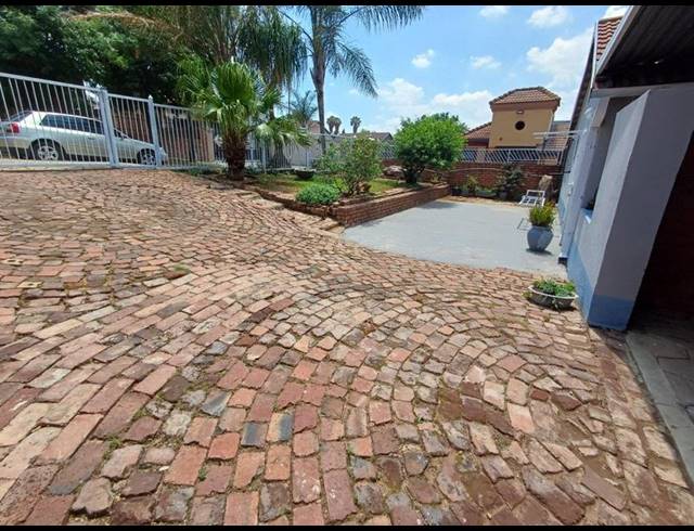 3 BEDROOM HOUSE FOR SALE IN LOTUS GARDENS